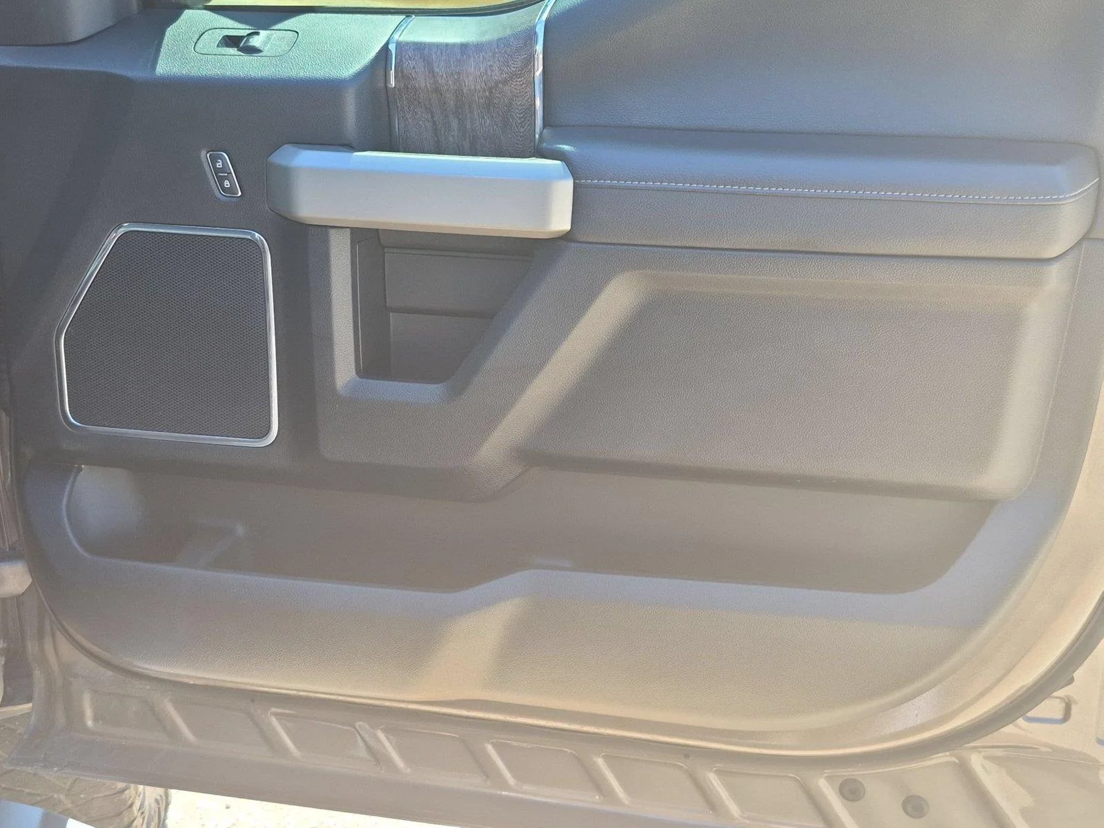 Used 2018 Stone Gray Metallic Ford LARIAT image 35