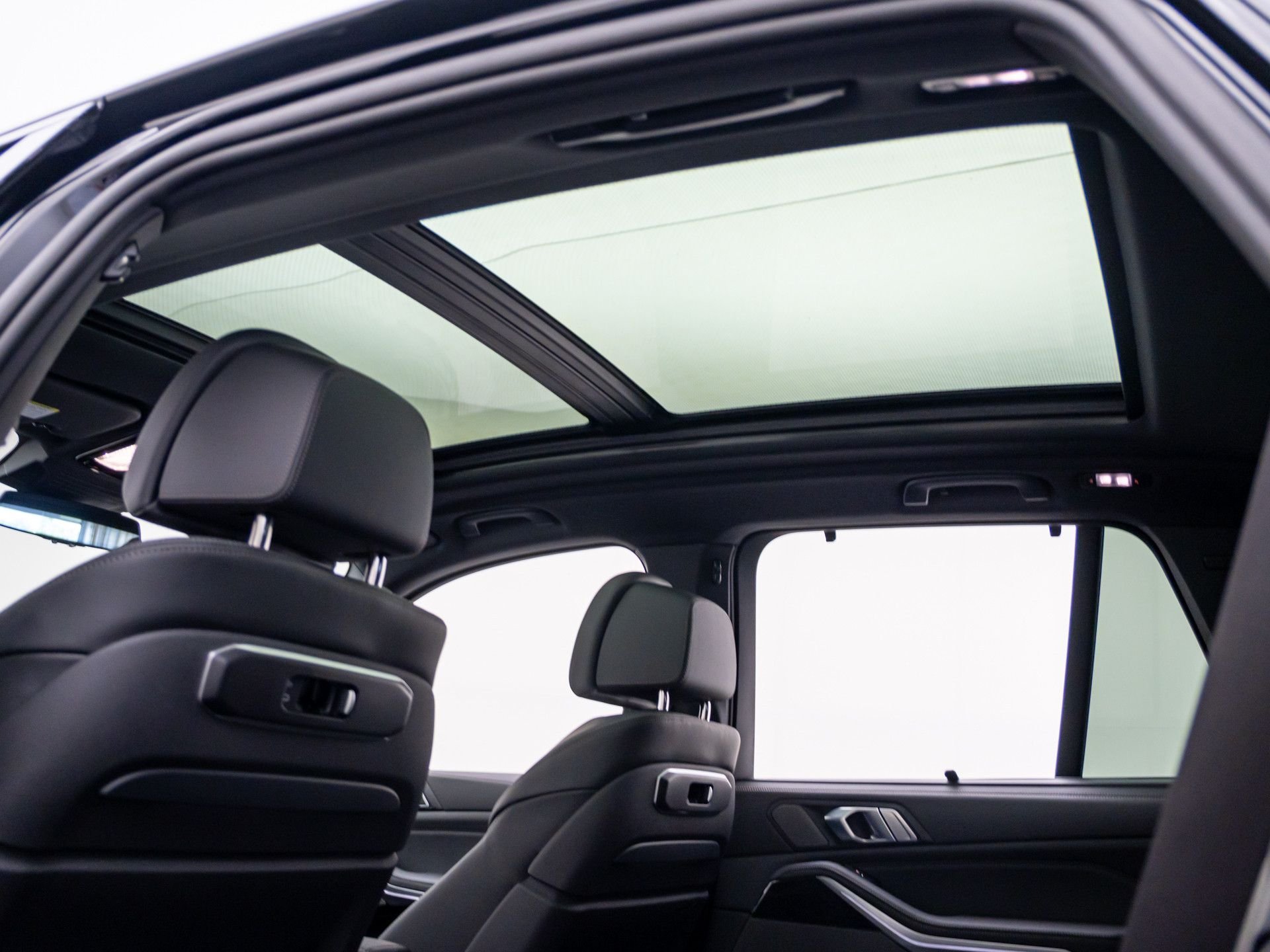 New 2026 Black Sapphire Metallic BMW xDrive40i image 19