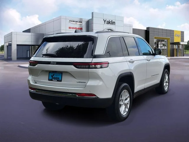 New 2026 Bright White Clear-Coat Exterior Paint Jeep Laredo X image 4