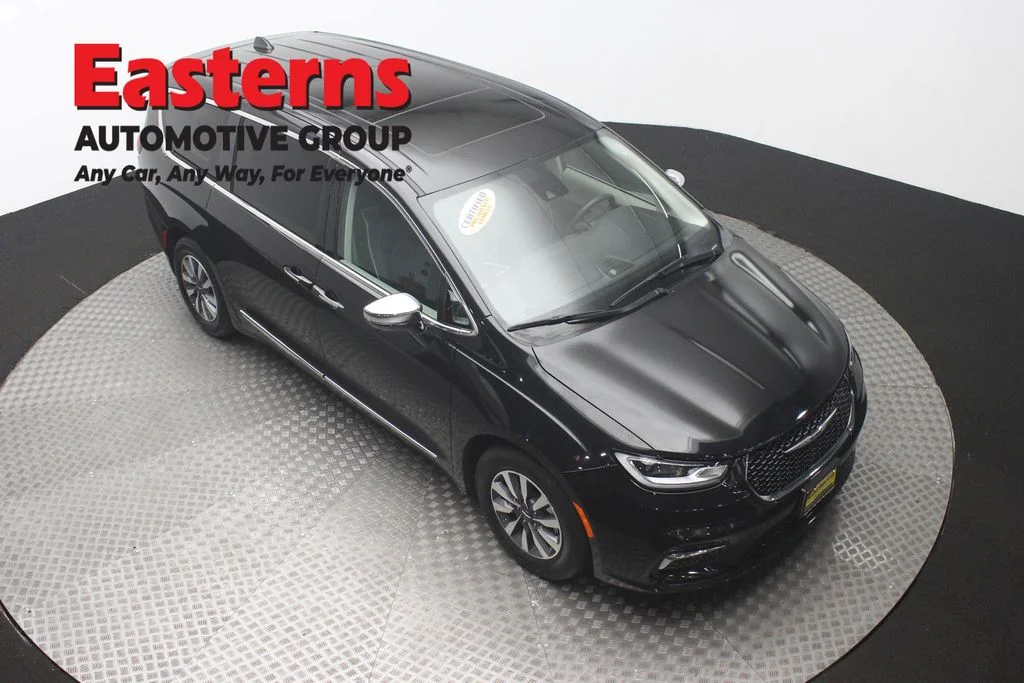 Used 2023 Black Chrysler Limited image 3