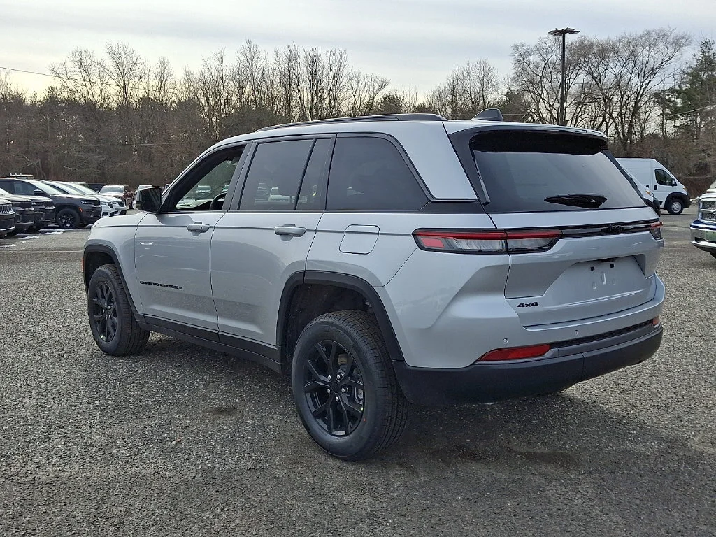 New 2026 Silver Zynith Exterior Paint Jeep Laredo Altitude image 6