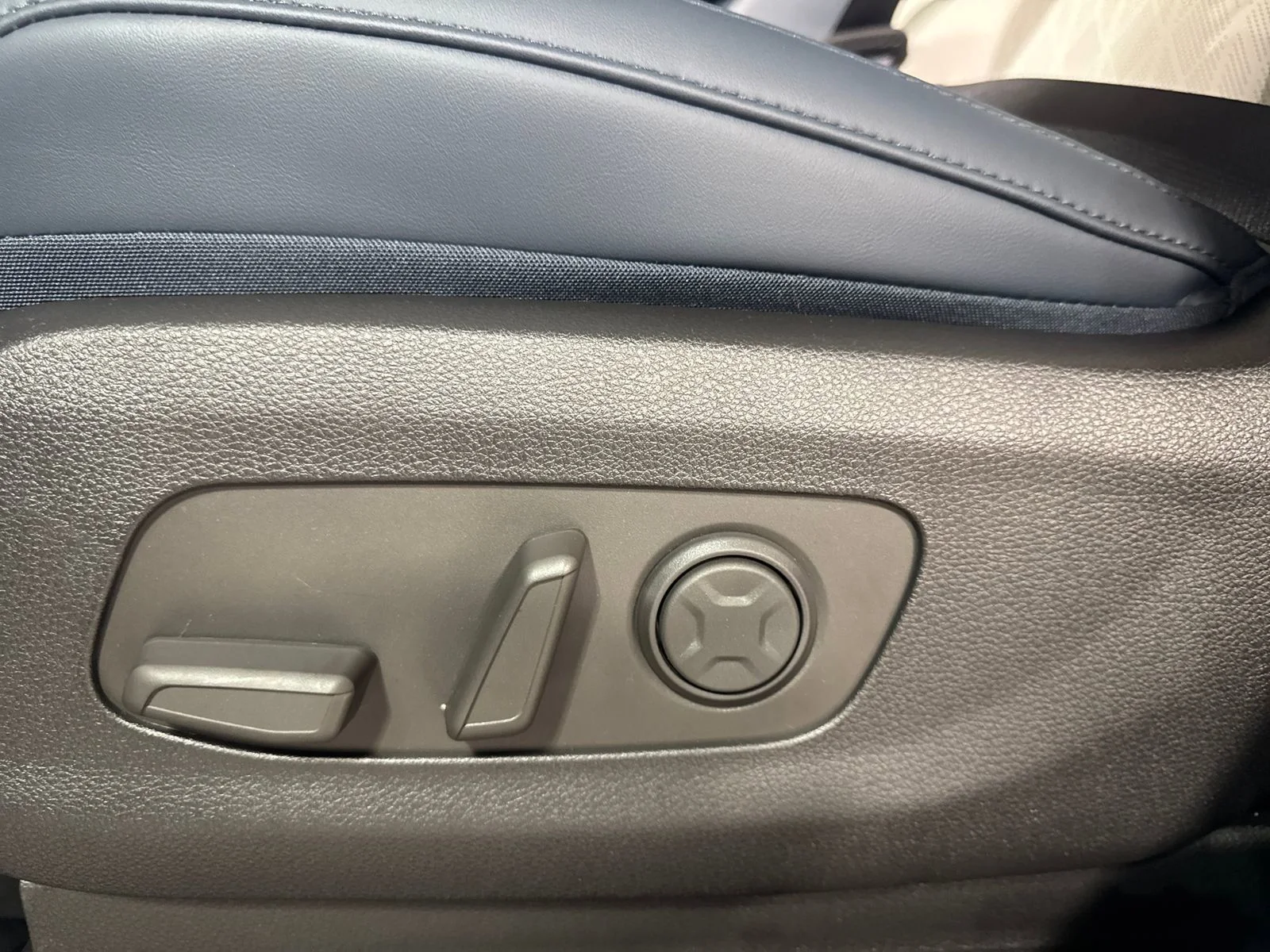 New 2026 Ivory Kia EX image 20