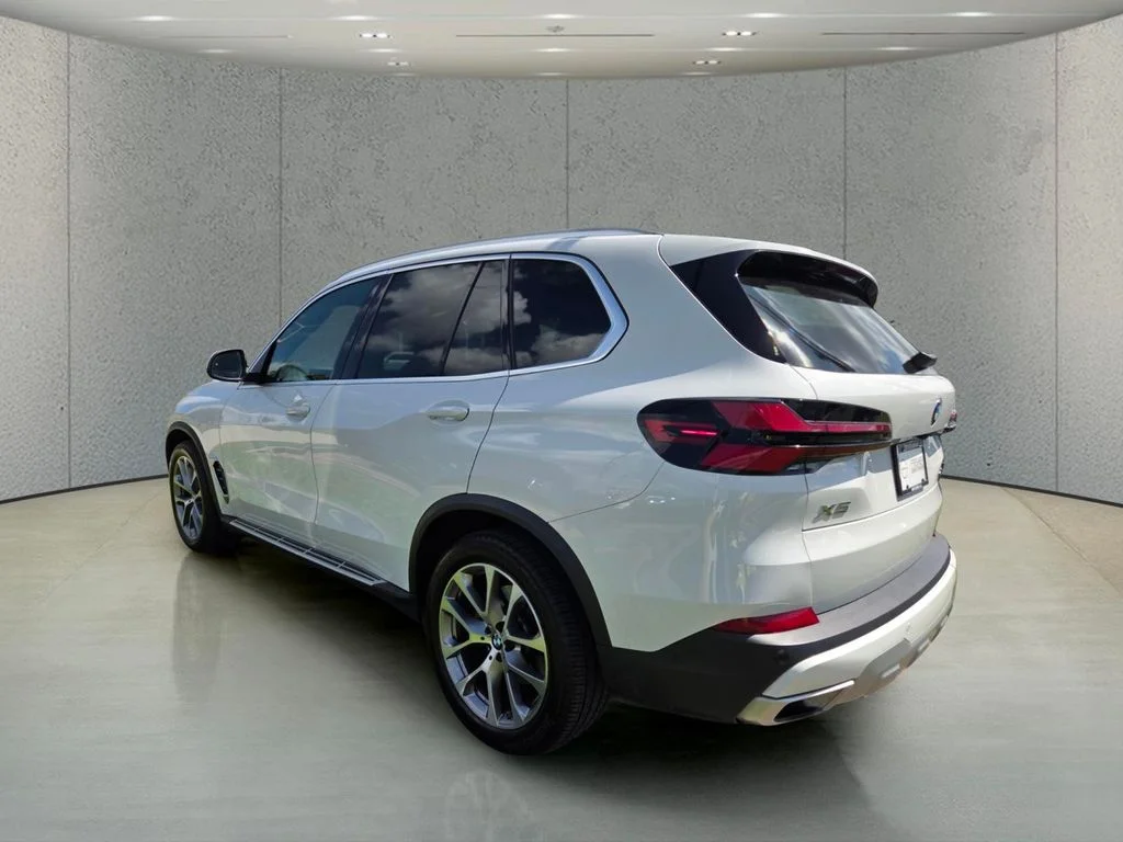 Used 2026 White BMW xDrive40i image 3