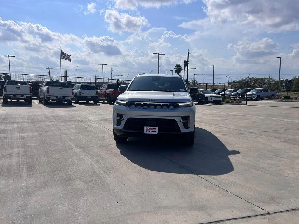 New 2026 Silver-Zynith Exterior Paint Jeep  image 9