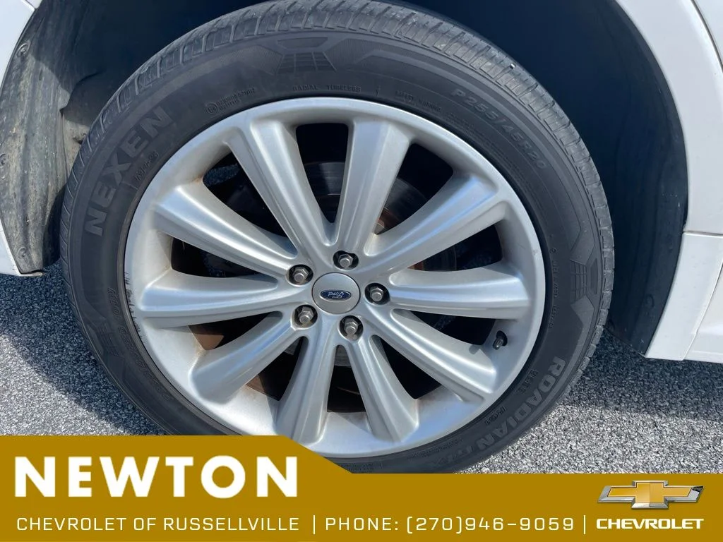 Used 2018 White Platinum Clearcoat Metallic Ford SEL image 19