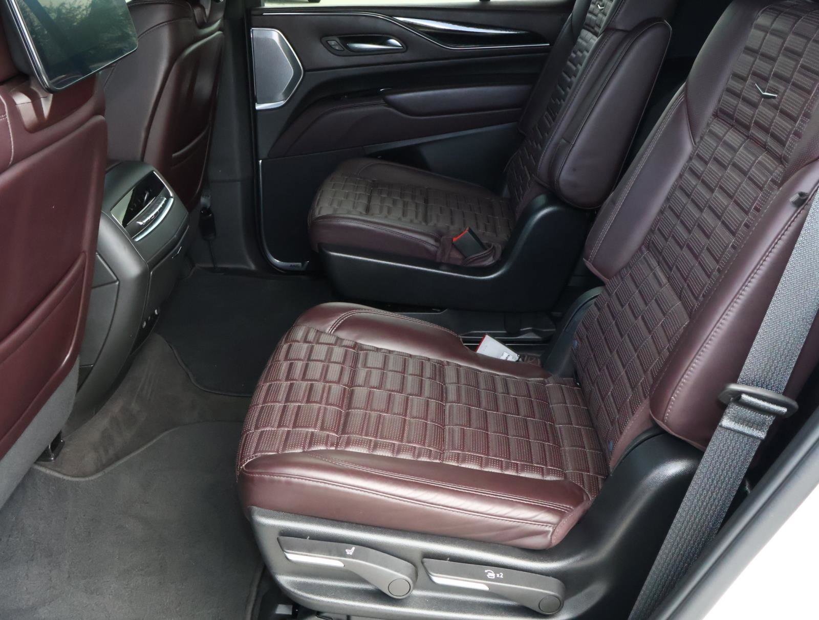 Used 2024 Crystal White Tricoat Cadillac Sport Platinum image 28