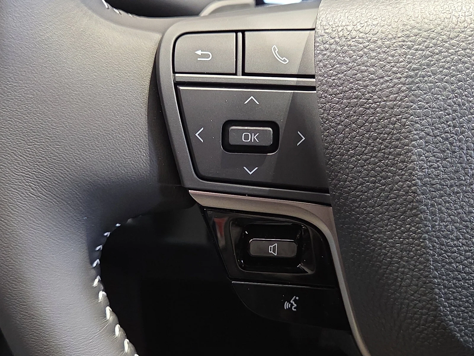 2026 Toyota Camry SE - Photo 12