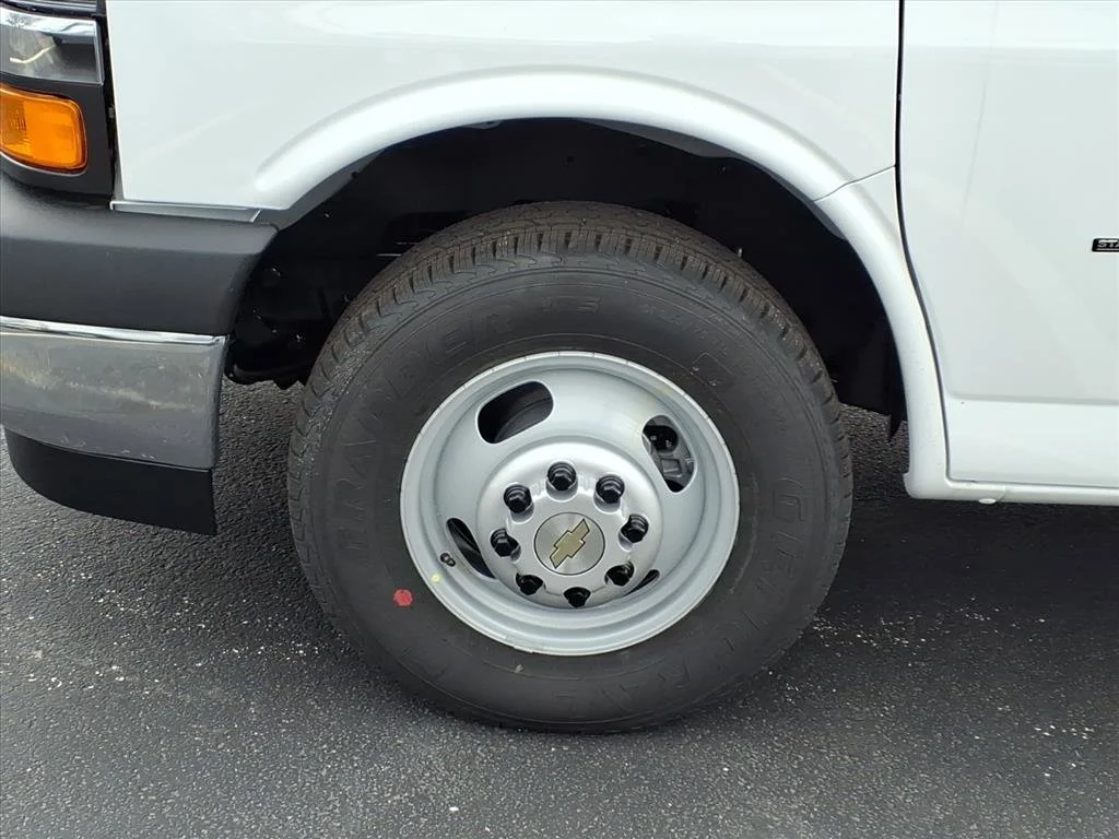New 2025 Summit White Chevrolet 1WT image 19