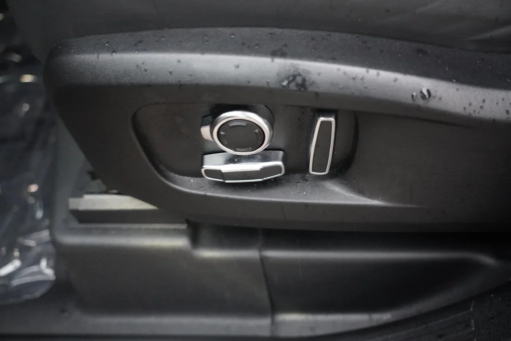 Used 2023  Land Rover SE image 27