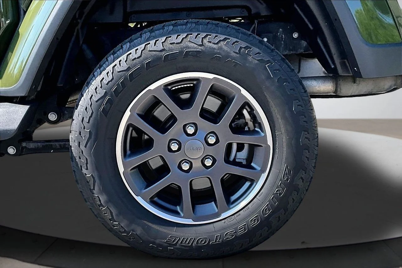 Used 2022 Green Jeep Overland image 34