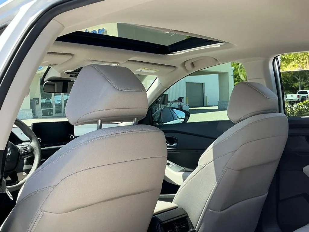 Used 2025 White Honda SE image 19