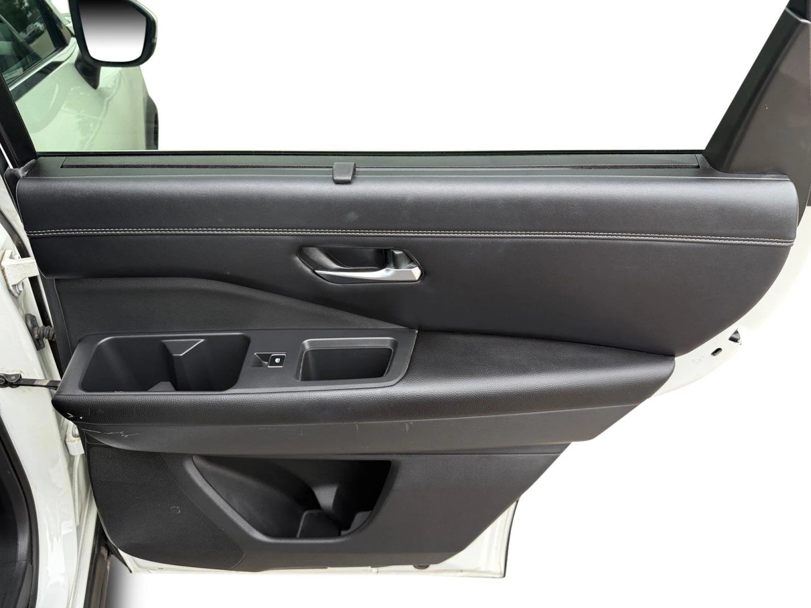Used 2023  Nissan Platinum image 25