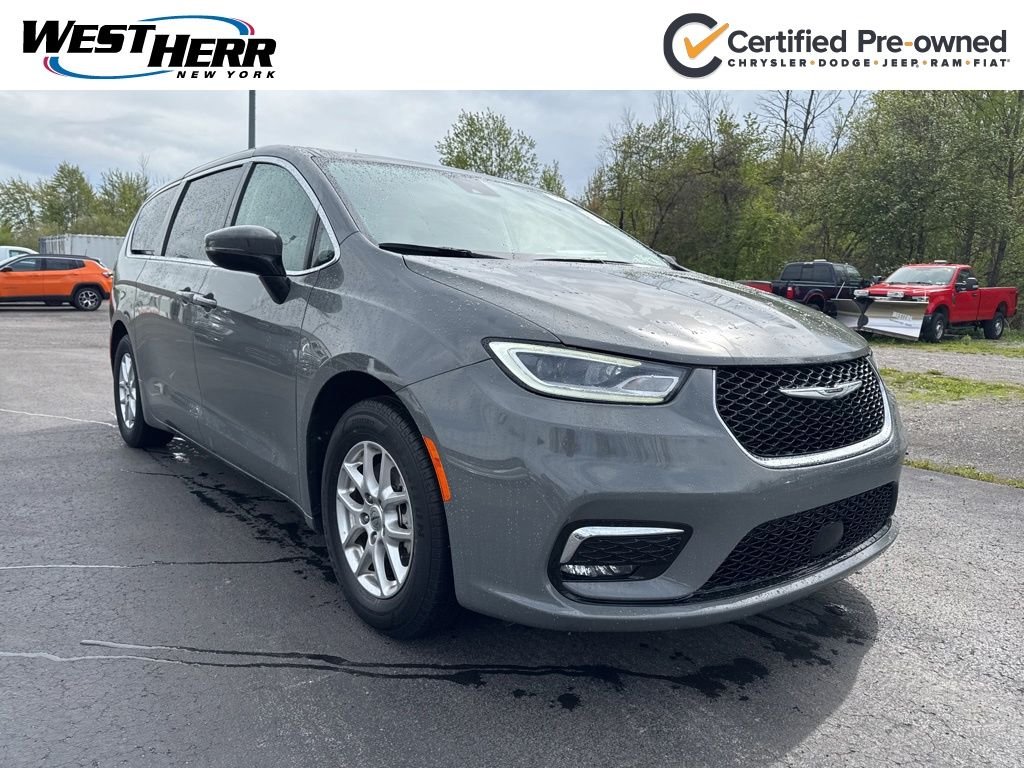 2023 Chrysler Pacifica Touring L's photo