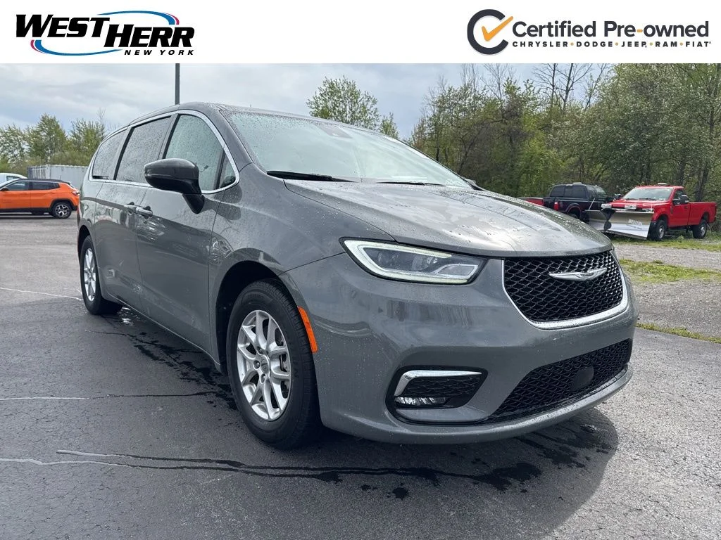 2023 Chrysler Pacifica Touring L's photo