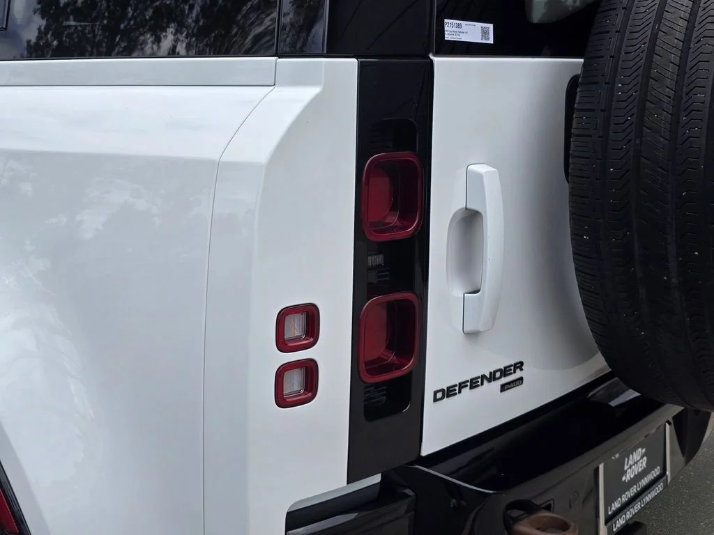 Used 2023 Fuji White Land Rover X-Dynamic SE image 36