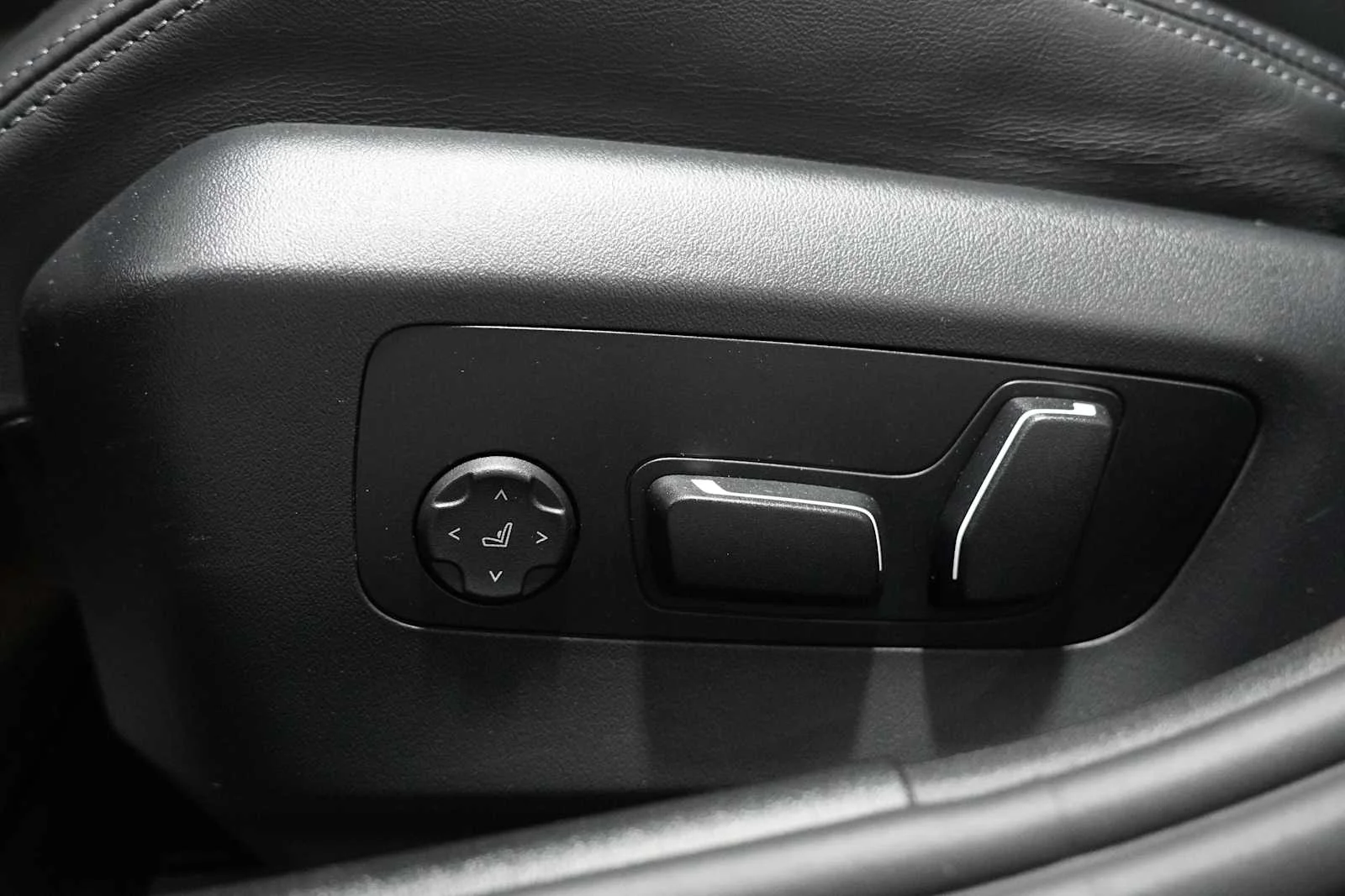 Used 2025 Black Sapphire Metallic BMW  image 11