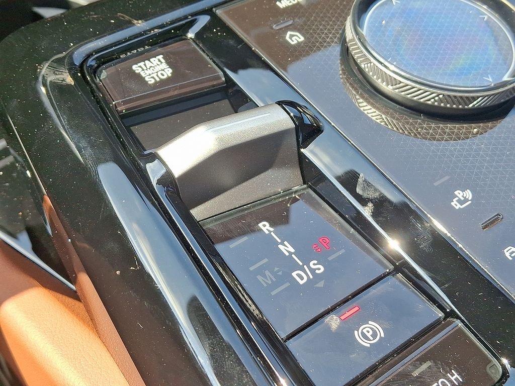 New 2027 Carbon Black Metallic BMW 550e xDrive image 7