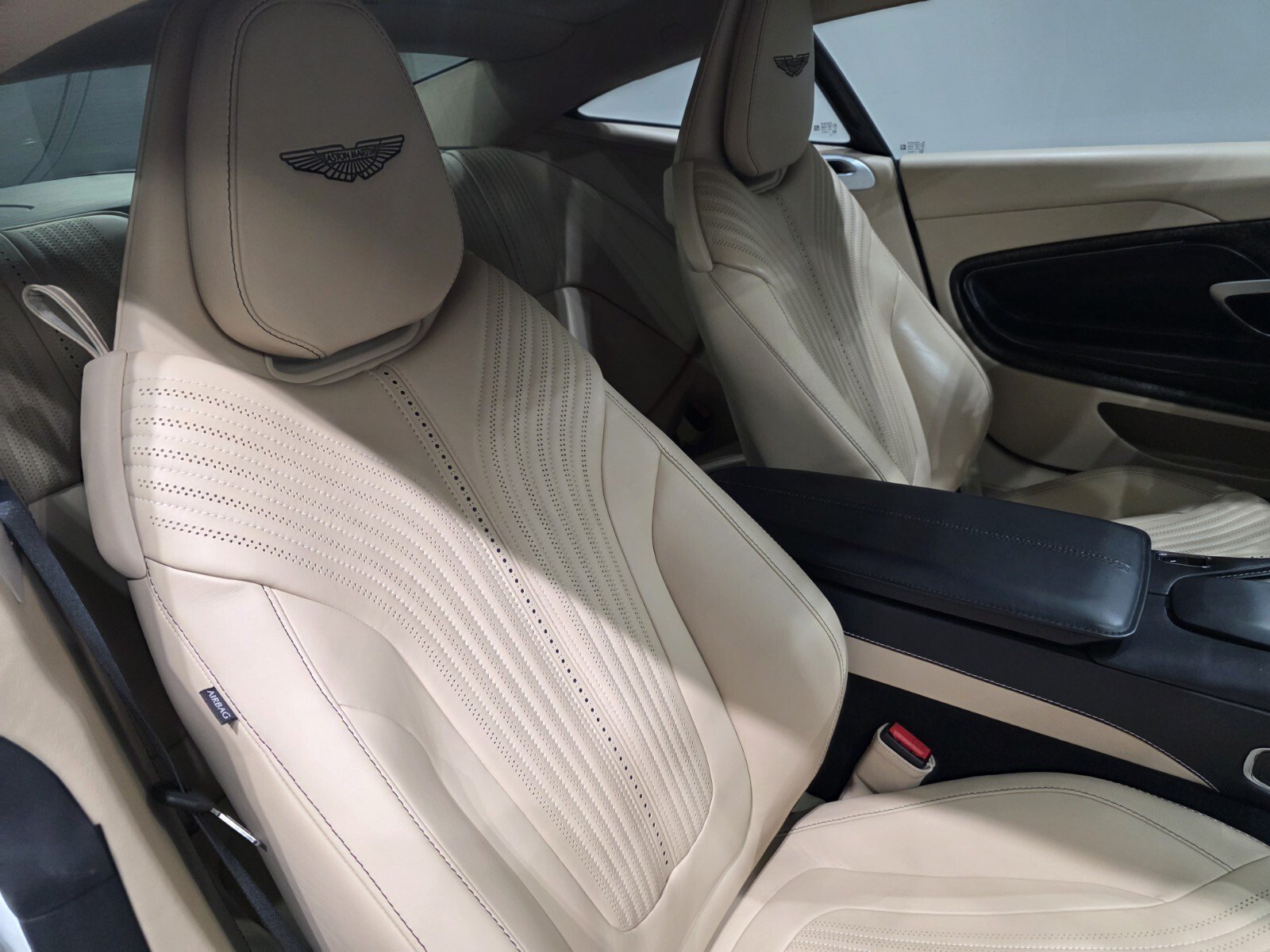 Used 2023 Lunar White Aston Martin V8 Coupe image 20