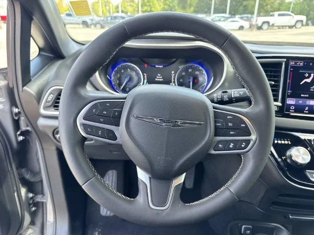 Used 2025 White Chrysler Select image 42
