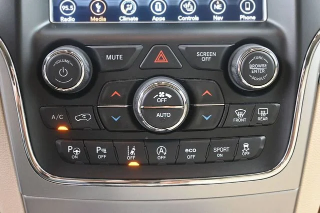 Used 2018 Velvet Red Pearlc Jeep Overland image 18