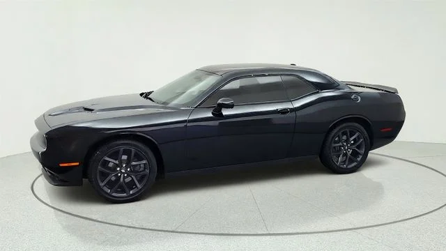 Used 2019 Black Dodge SXT image 6