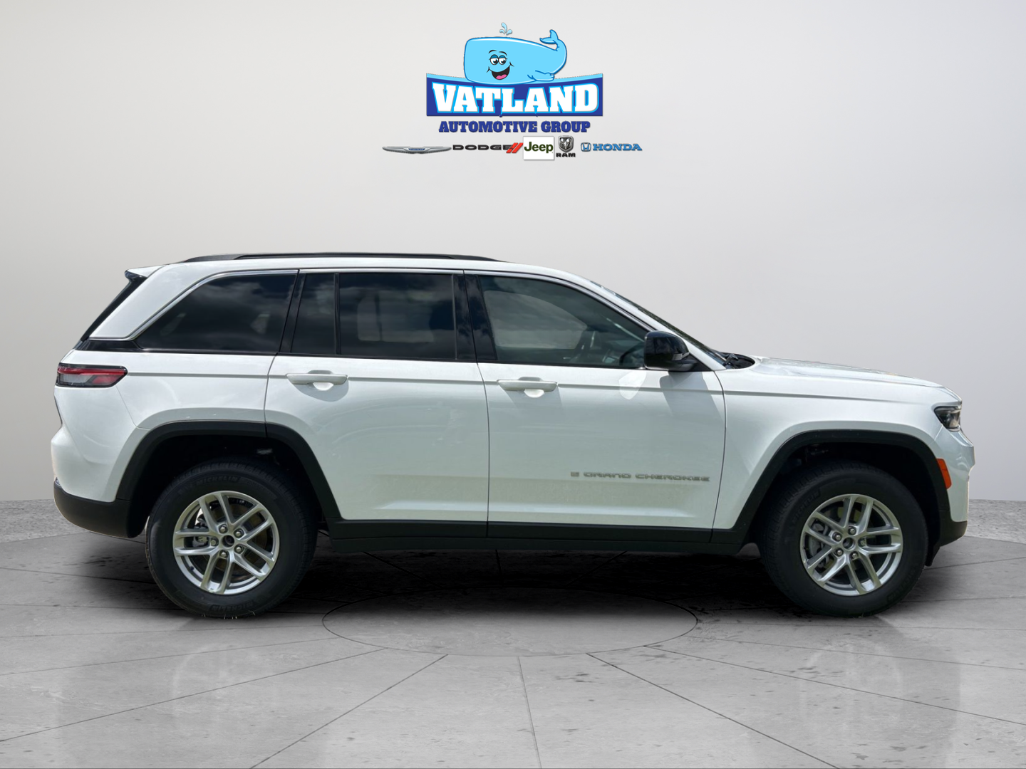 New 2026 Bright White Clear-Coat Exterior Paint Jeep Laredo X image 6