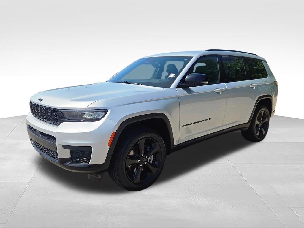 Used 2023 Silver Jeep Altitude image 3