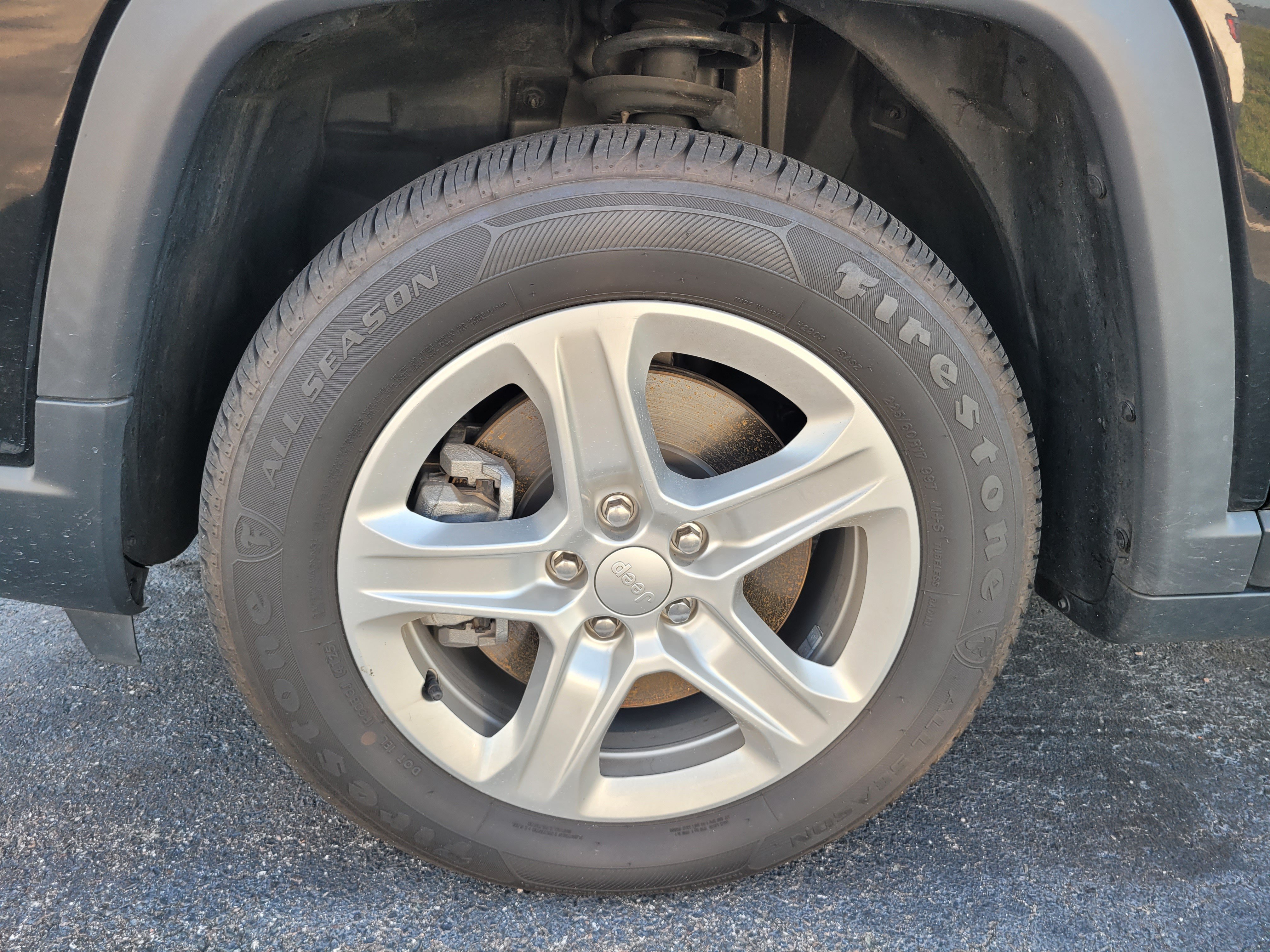 Used 2023 Diamond Black Crystal Pearlcoat Jeep Latitude image 8
