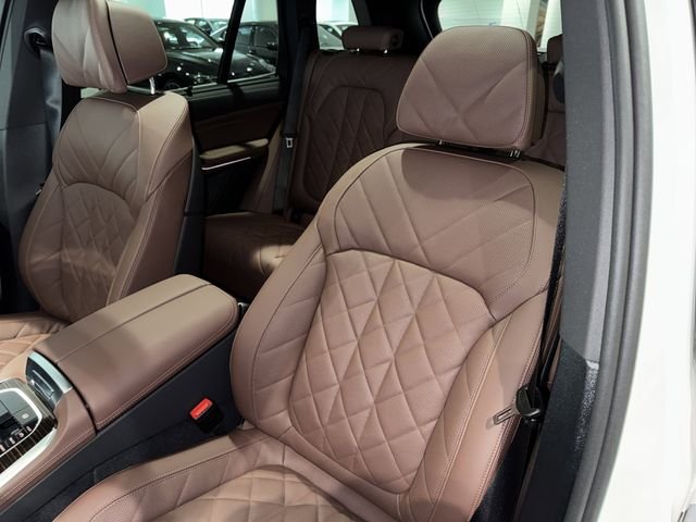 New 2026 Mineral White Metallic BMW xDrive40i image 24