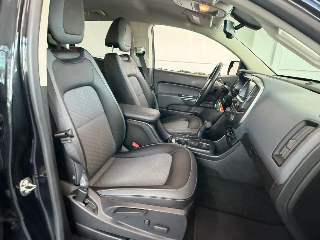 Used 2018 Black Chevrolet Z71 image 17