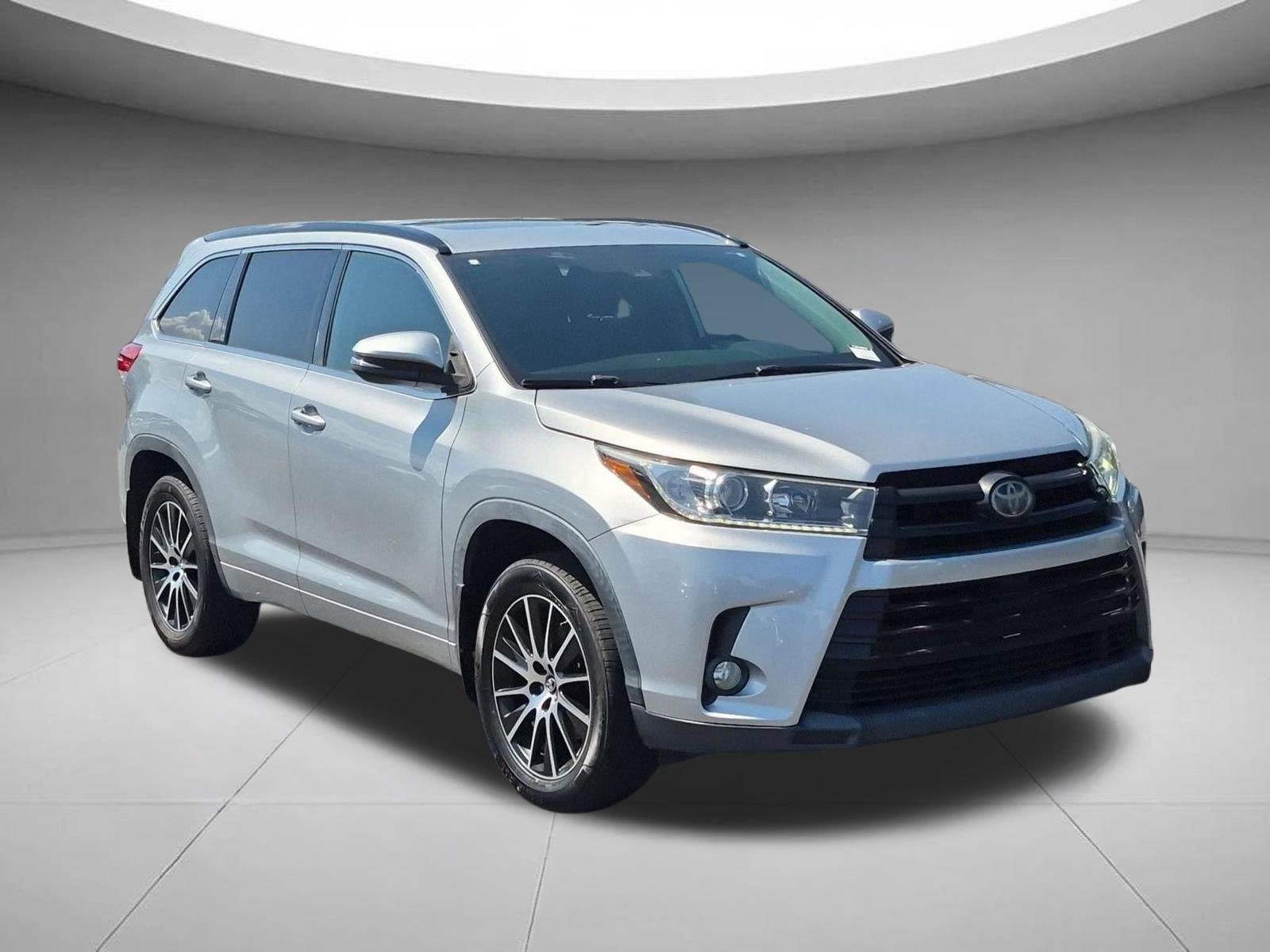 Used 2018 Celestial Silver Metallic Toyota SE image 7