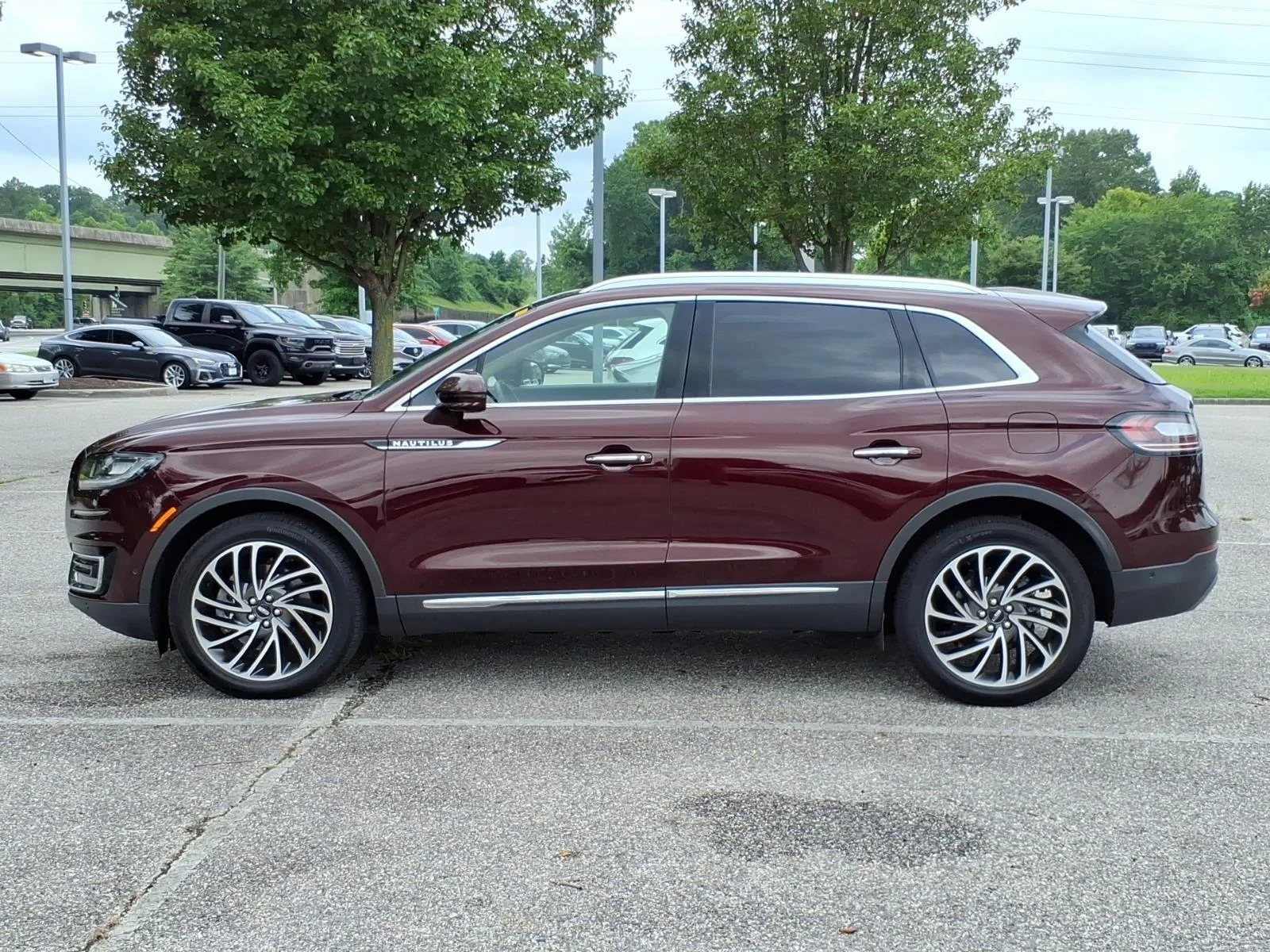 Used 2020 Burgundy Velvet Lincoln Reserve image 3