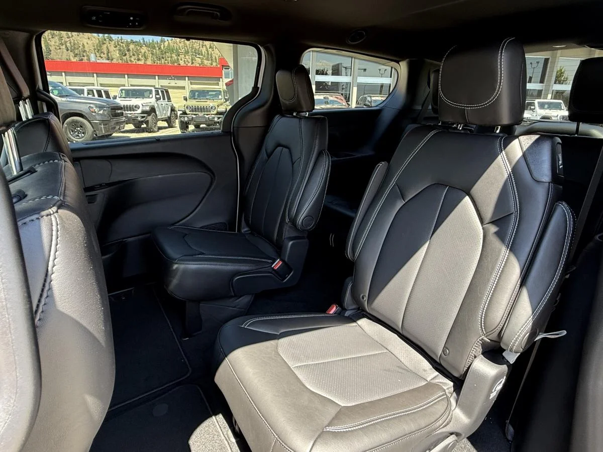 New 2027 White Chrysler SXT image 18