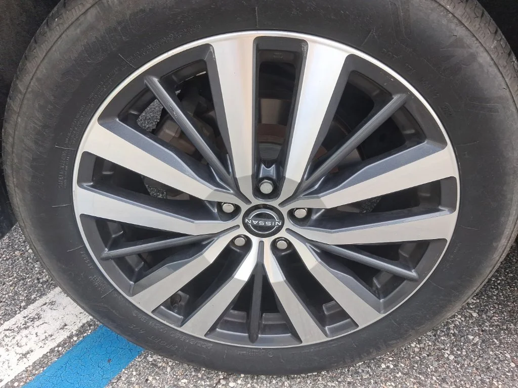 Used 2022 Silver Nissan Platinum image 17