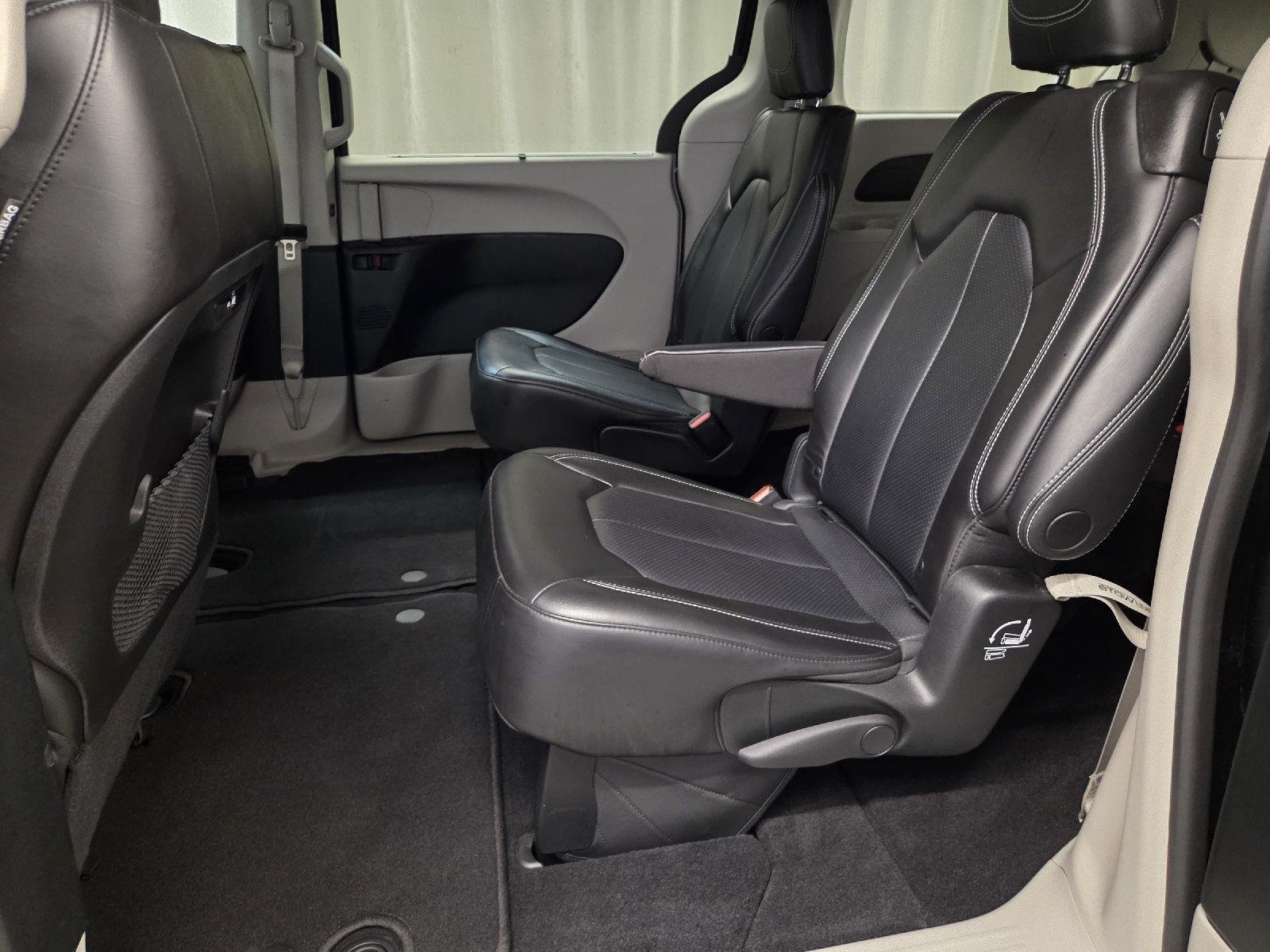Used 2023 Brilliant Black Crystal Pearlcoat Chrysler Touring L image 18