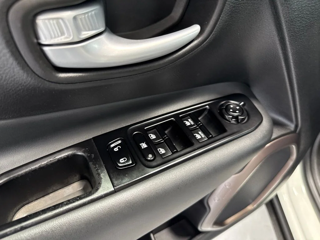 Used 2023 White Jeep Latitude image 14
