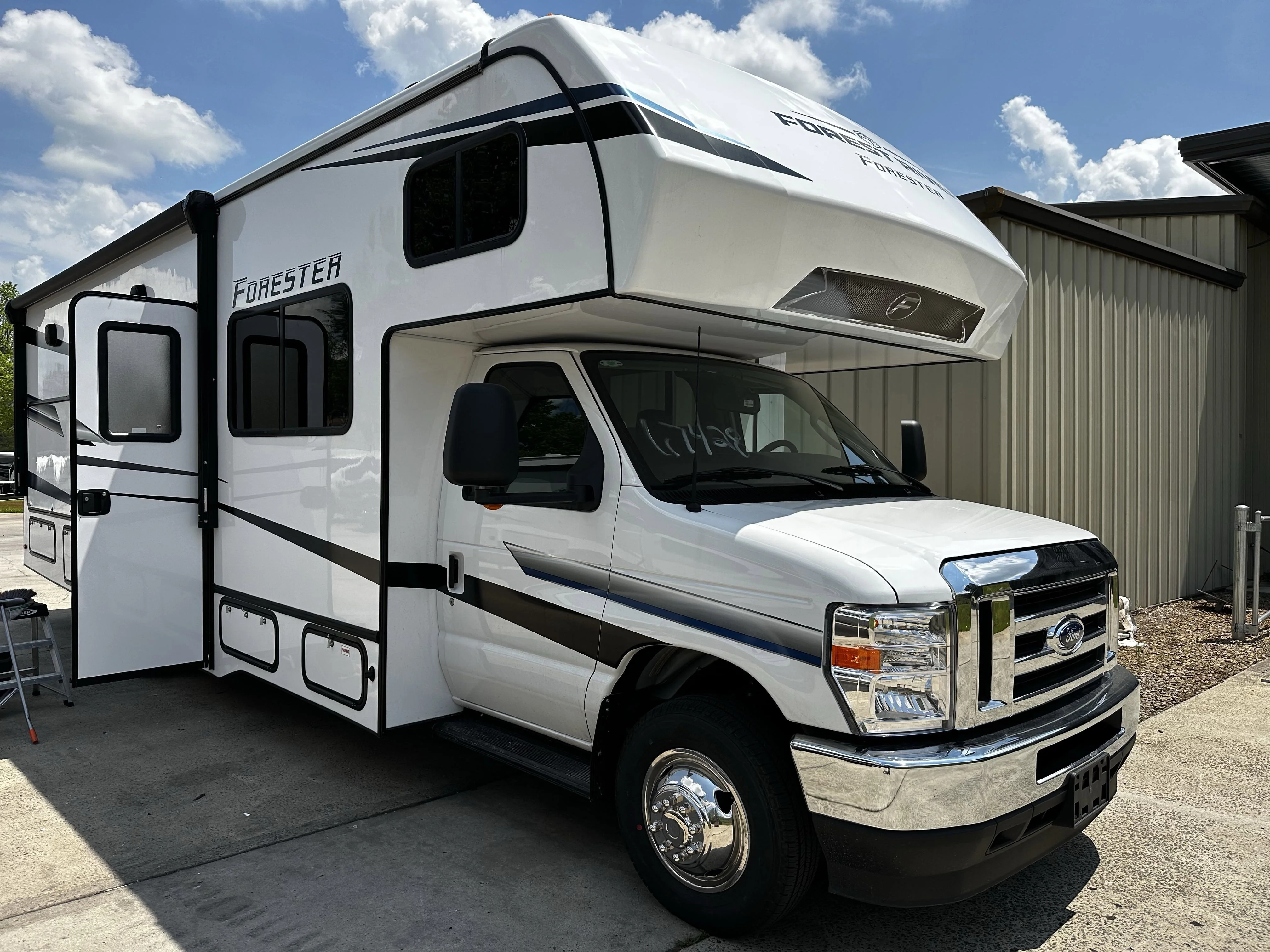 2025 Ford E-Series DRW E-450 Super Duty 158 in WB's photo