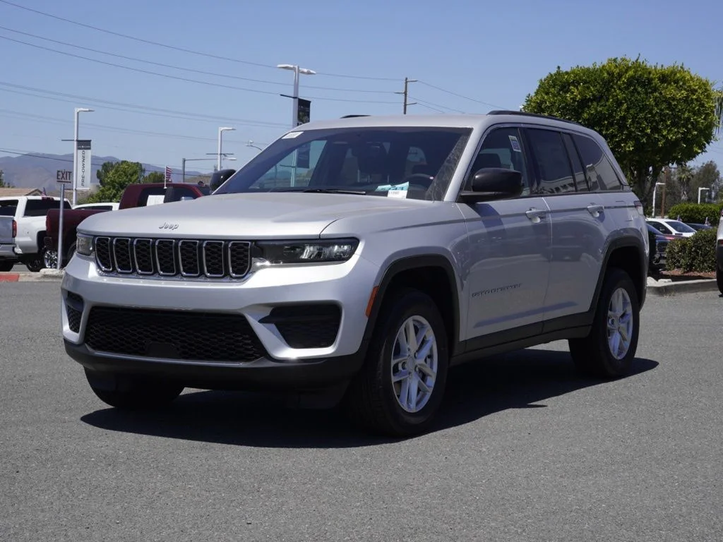New 2026 Silver Zynith Jeep Laredo image 7