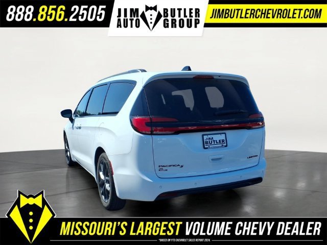 Used 2025  Chrysler Limited image 2