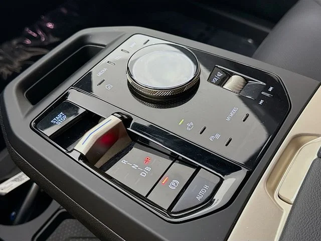 Used 2024 White BMW xDrive50 image 17