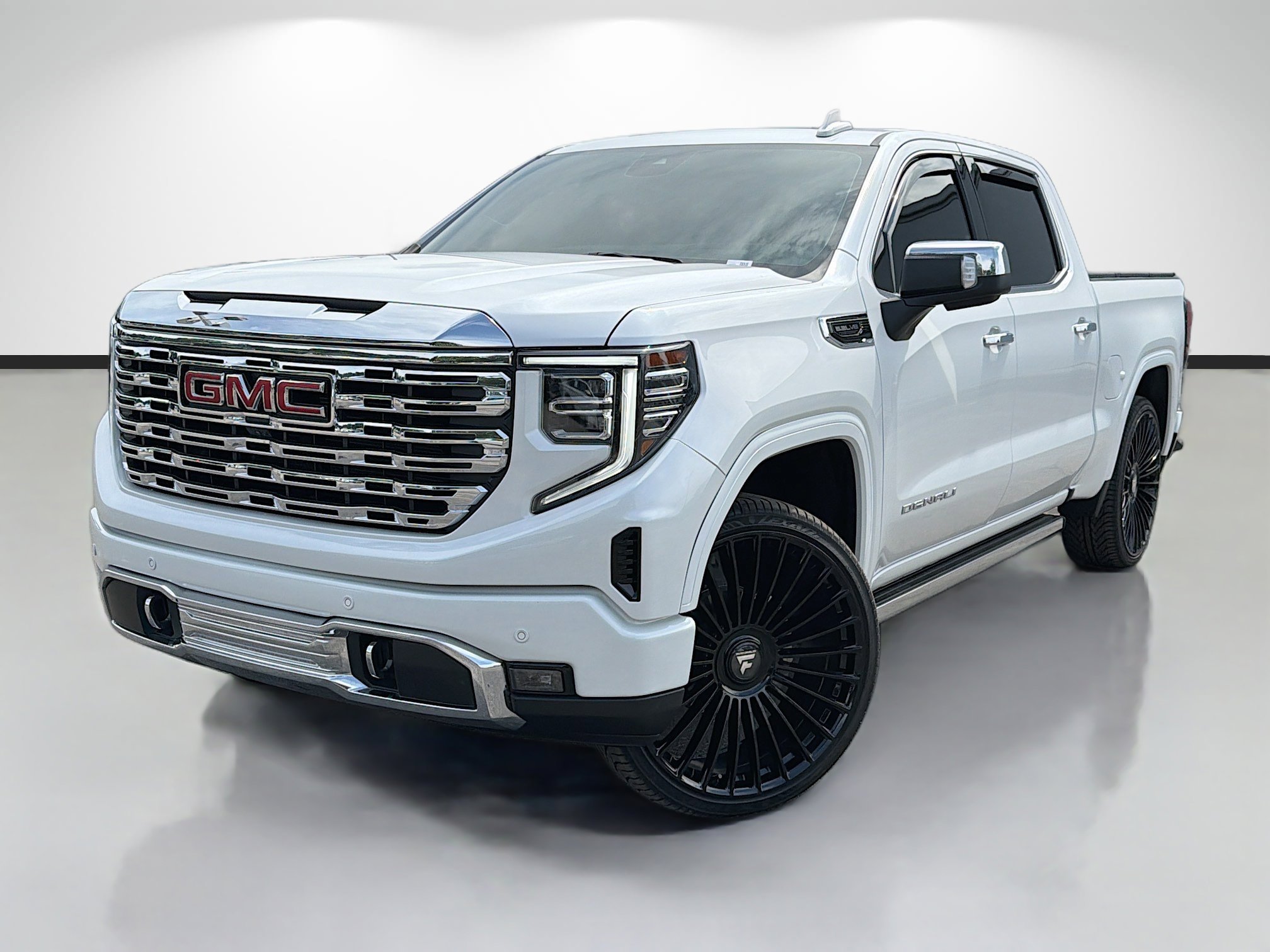 Used 2025 White Frost Tricoat GMC Denali image 1