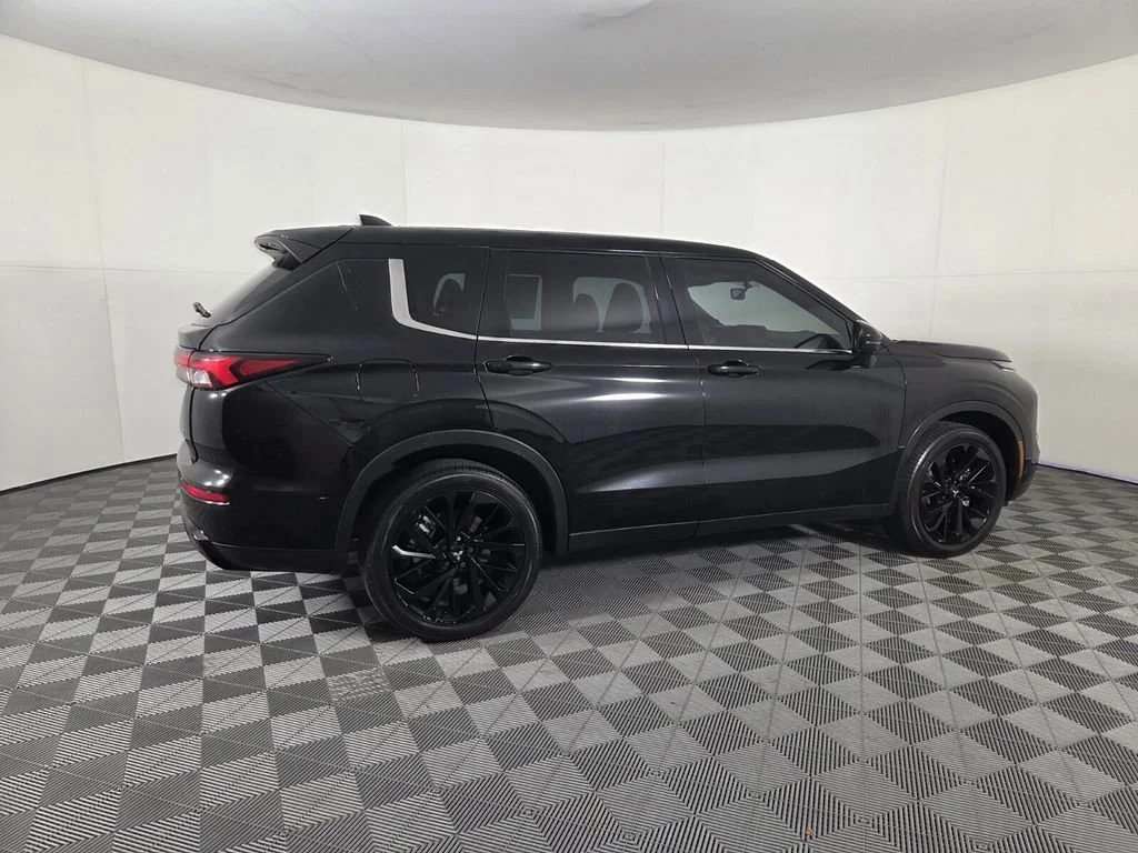 Used 2023 Black Mitsubishi SE Black Edition image 5