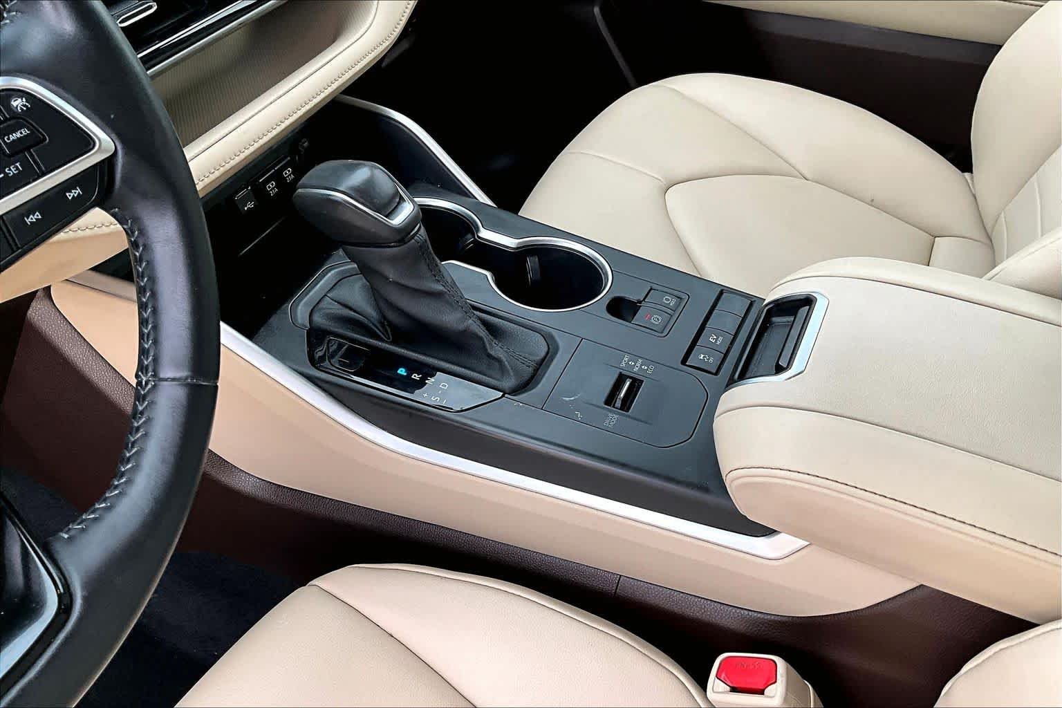 Used 2020 Blizzard Pearl Toyota Hybrid XLE image 17