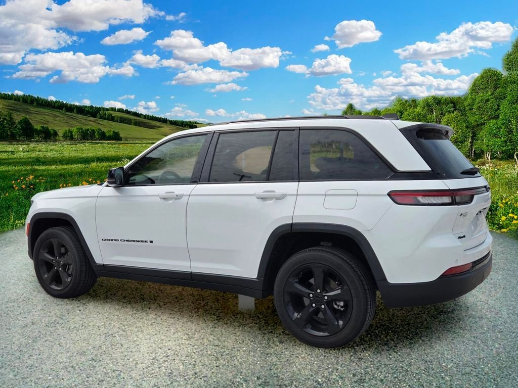 Used 2023 White Jeep Altitude X image 4