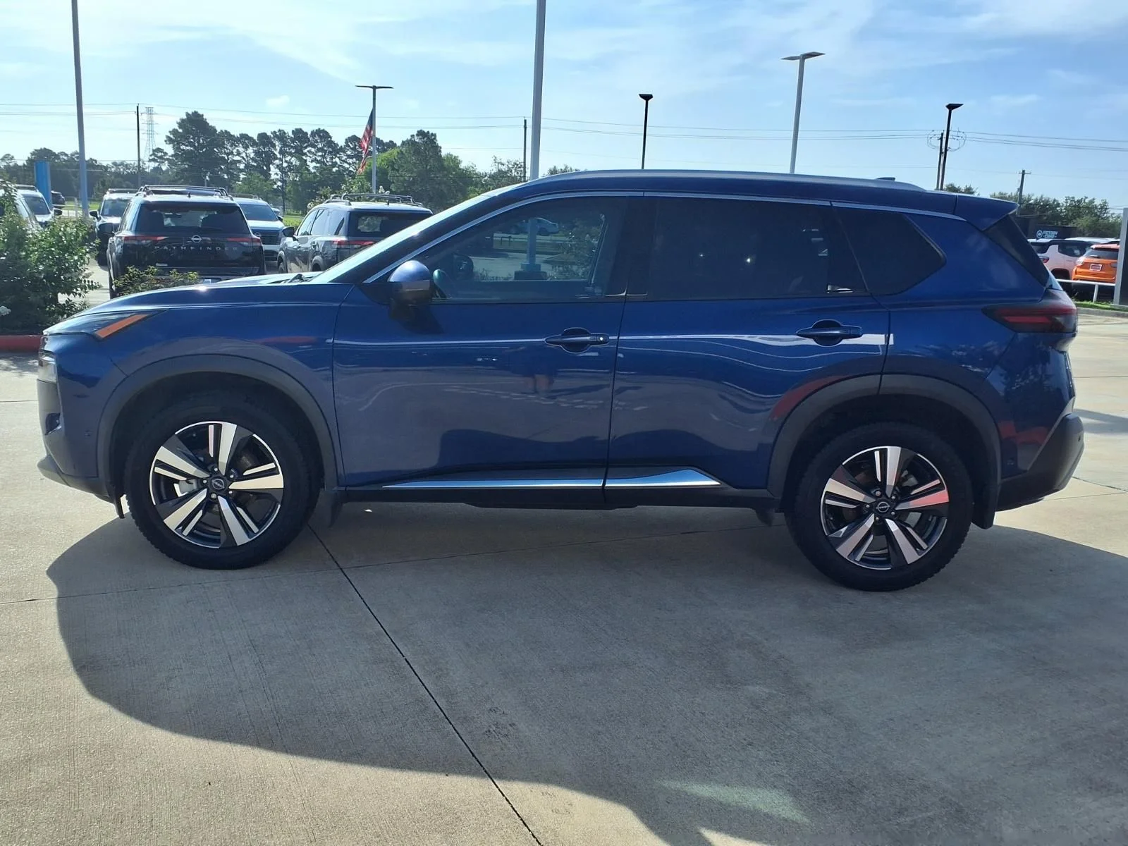 Used 2022 Blue Nissan SL image 8
