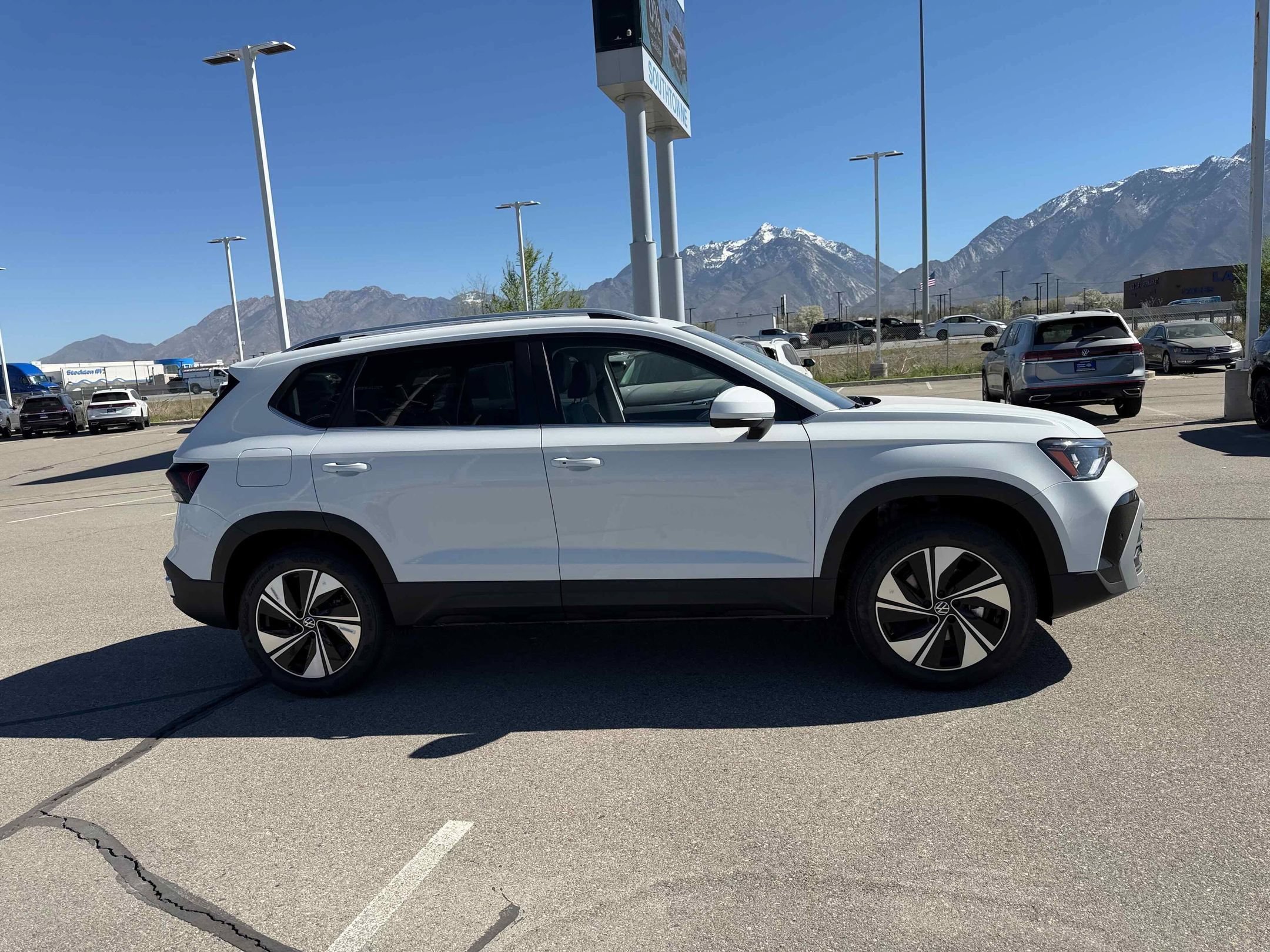 New 2026 Pure White Volkswagen SE image 9