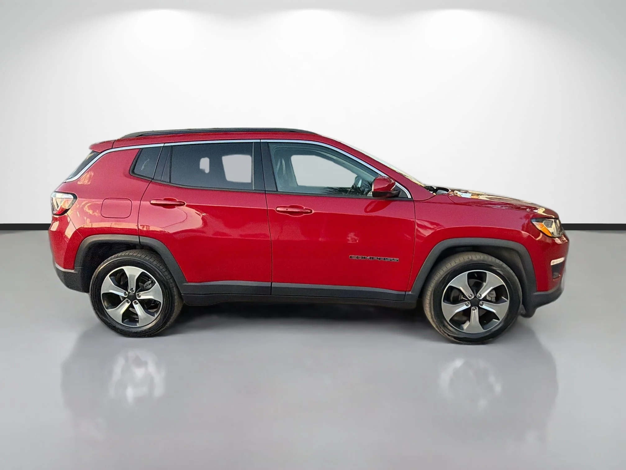 Used 2018 Redline Pearlcoat Jeep Latitude image 2