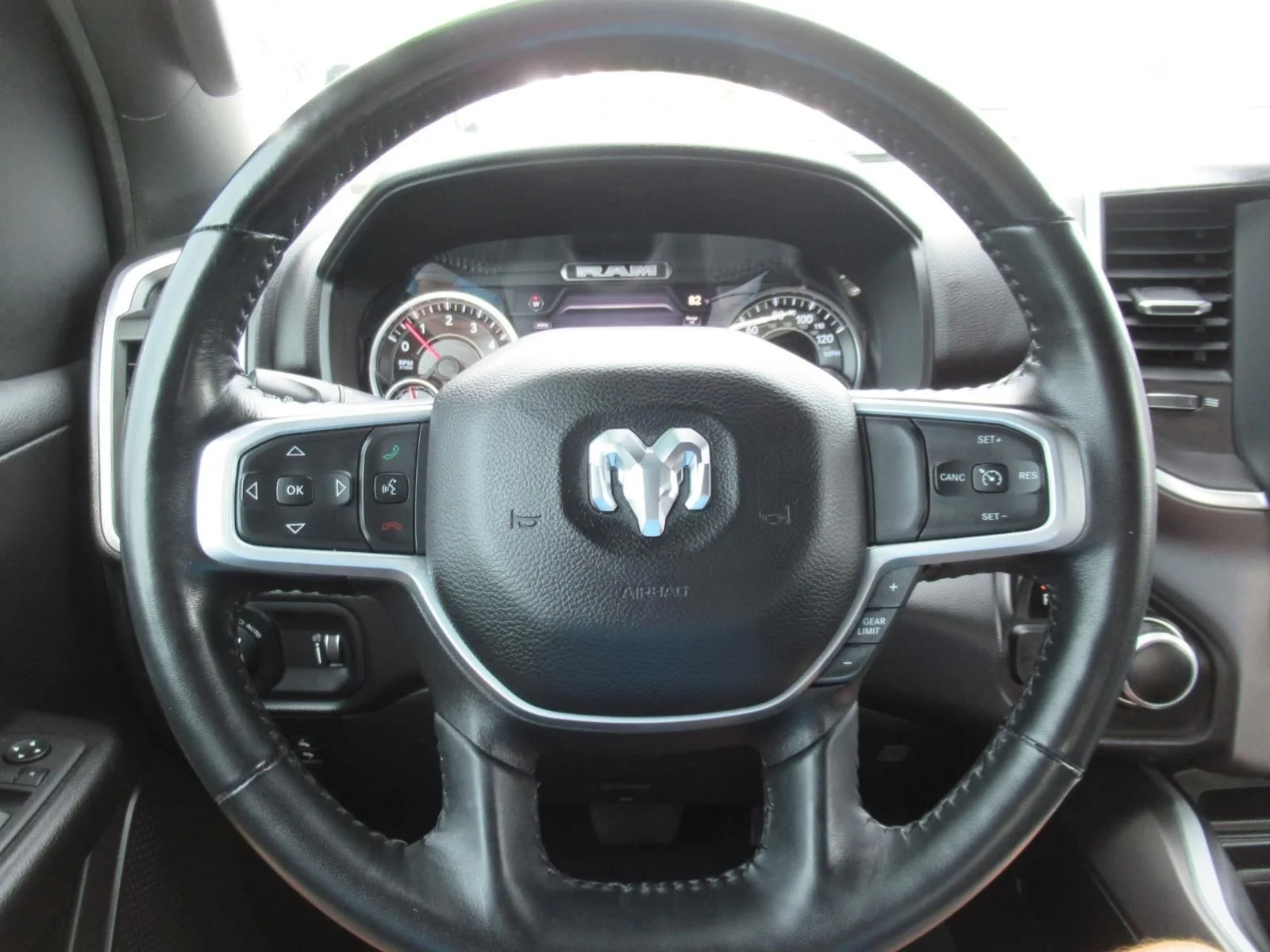 Used 2022 White Ram Big Horn/Lone Star image 25