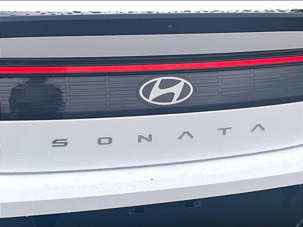 Used 2025 White Hyundai SEL image 27