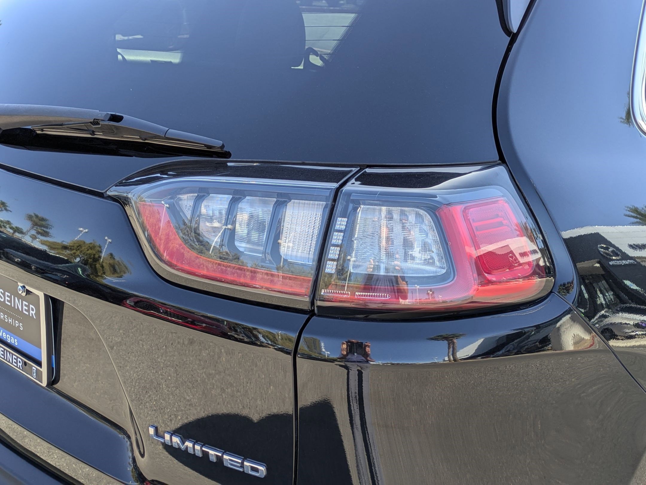 Used 2019 Diamond Black Crystal Pearlcoat Jeep Limited image 11